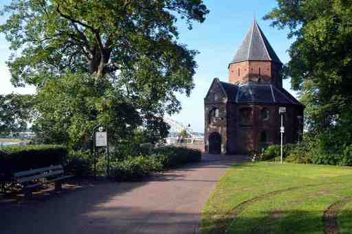 Nijmegen Highlights Audio Tour: Medieval Echoes and Riverside Heritage