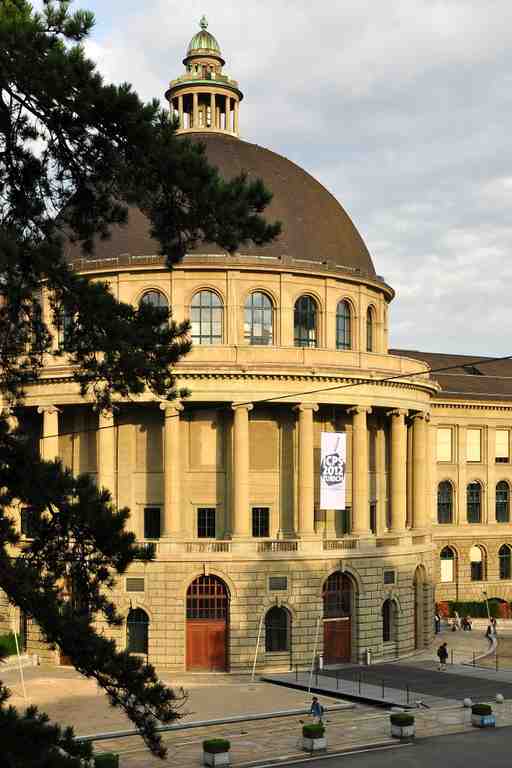 Zürich Audio Tour: Hidden Stories from Tunnels to Towers